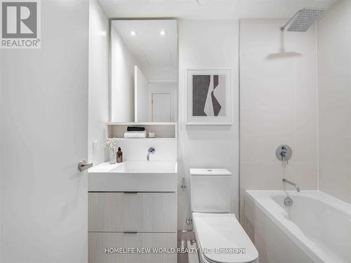 920 - 8 Hillsdale Avenue, Toronto, ON - Indoor Photo Showing Bathroom