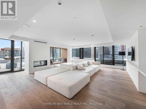 920 - 8 Hillsdale Avenue, Toronto, ON - Indoor Photo Showing Living Room