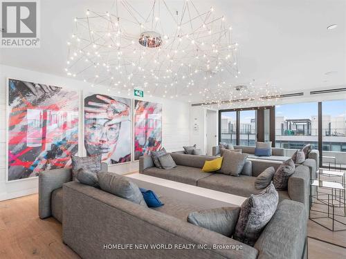 920 - 8 Hillsdale Avenue, Toronto, ON - Indoor Photo Showing Living Room
