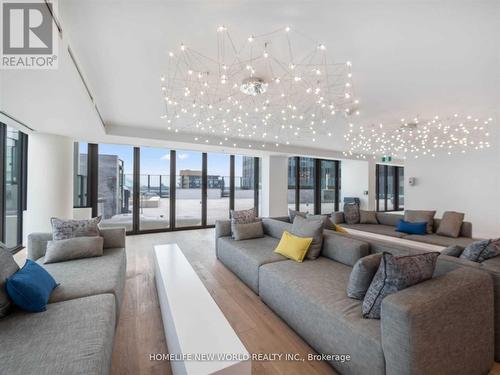 920 - 8 Hillsdale Avenue, Toronto, ON - Indoor Photo Showing Living Room