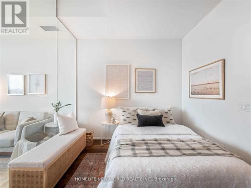 920 - 8 Hillsdale Avenue, Toronto, ON - Indoor Photo Showing Bedroom