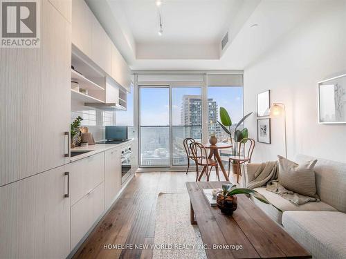 920 - 8 Hillsdale Avenue, Toronto, ON - Indoor Photo Showing Living Room