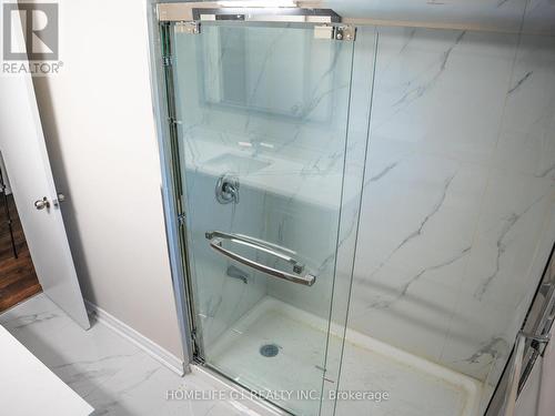 330 Grove Street E, Barrie, ON - Indoor Photo Showing Bathroom