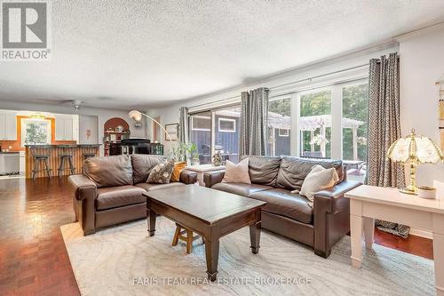 17956 Warden Avenue, East Gwillimbury, ON - Indoor Photo Showing Living Room