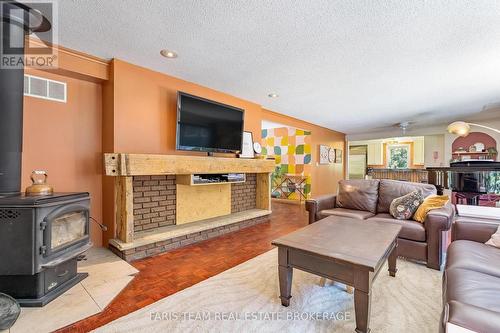 17956 Warden Avenue, East Gwillimbury, ON - Indoor Photo Showing Living Room With Fireplace