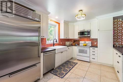 17956 Warden Avenue, East Gwillimbury, ON - Indoor Photo Showing Kitchen