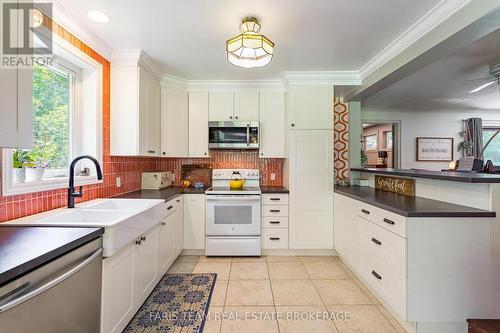 17956 Warden Avenue, East Gwillimbury, ON - Indoor Photo Showing Kitchen With Double Sink