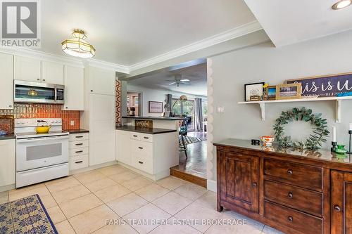 17956 Warden Avenue, East Gwillimbury, ON - Indoor Photo Showing Kitchen