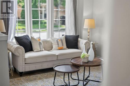 86 Beare Trail, Newmarket, ON - Indoor Photo Showing Living Room