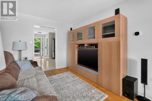 10 Lento Court, Vaughan, ON - Indoor Photo Showing Living Room