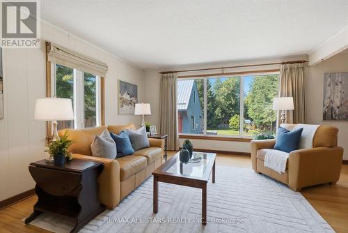 710 Regional 13 Road, Uxbridge, ON - Indoor Photo Showing Living Room