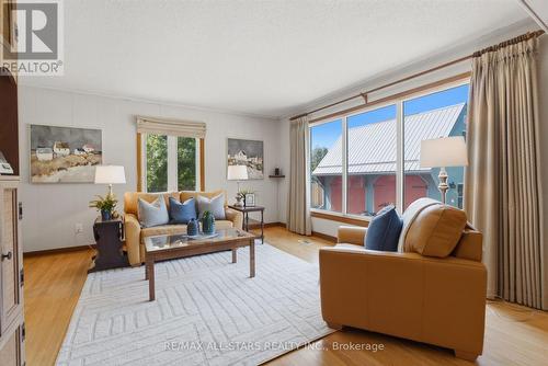 710 Regional 13 Road, Uxbridge, ON - Indoor Photo Showing Living Room