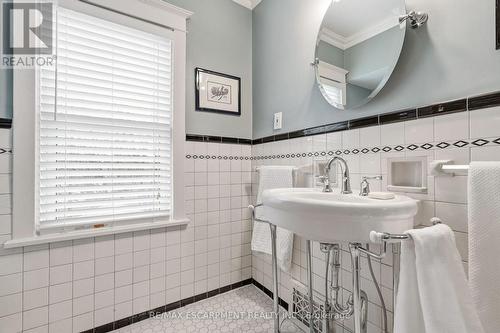 2116 Caroline Street, Burlington, ON - Indoor Photo Showing Bathroom