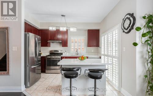 39 Flurry Circle, Brampton, ON - Indoor Photo Showing Kitchen With Double Sink With Upgraded Kitchen