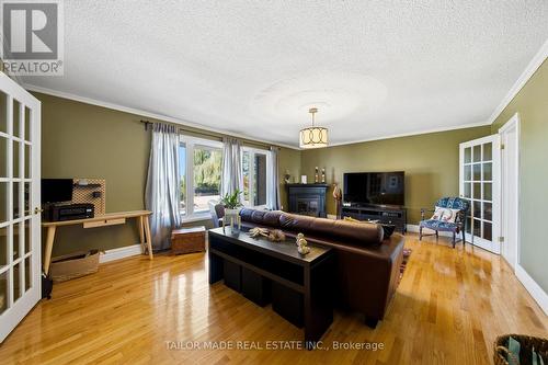 13143 Heart Lake Road, Caledon, ON - Indoor Photo Showing Living Room