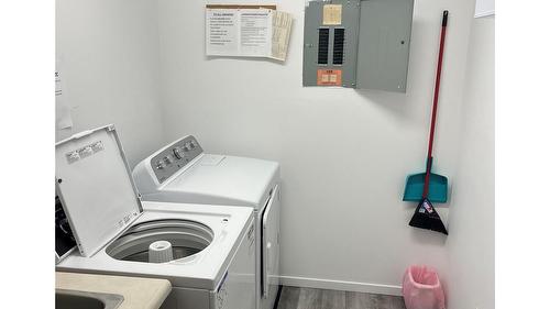 202-555 Rowcliffe Avenue, Kelowna, BC - Indoor Photo Showing Laundry Room