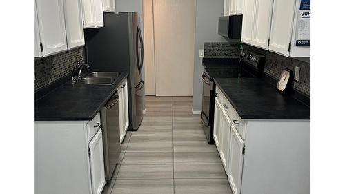 202-555 Rowcliffe Avenue, Kelowna, BC - Indoor Photo Showing Kitchen With Double Sink