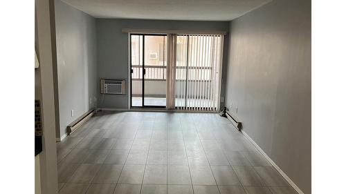 202-555 Rowcliffe Avenue, Kelowna, BC - Indoor Photo Showing Other Room