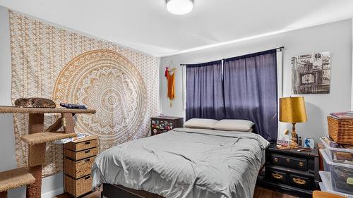 4202 16 Avenue, Vernon, BC - Indoor Photo Showing Bedroom
