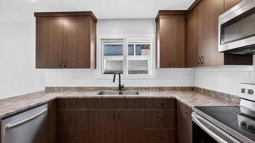 4202 16 Avenue, Vernon, BC - Indoor Photo Showing Kitchen With Double Sink