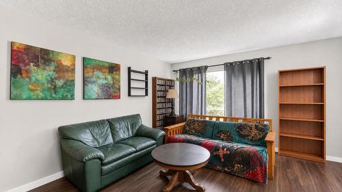 4202 16 Avenue, Vernon, BC - Indoor Photo Showing Living Room