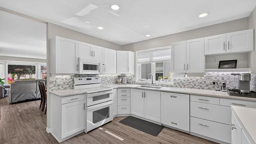467-1260 Raymer Road, Kelowna, BC - Indoor Photo Showing Kitchen With Upgraded Kitchen