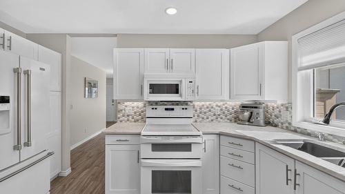 467-1260 Raymer Road, Kelowna, BC - Indoor Photo Showing Kitchen
