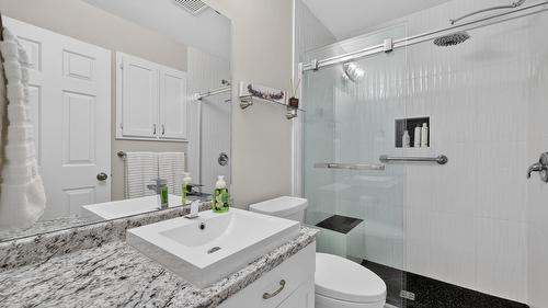 467-1260 Raymer Road, Kelowna, BC - Indoor Photo Showing Bathroom