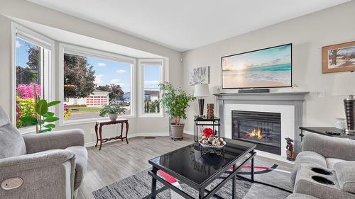467-1260 Raymer Road, Kelowna, BC - Indoor Photo Showing Living Room With Fireplace