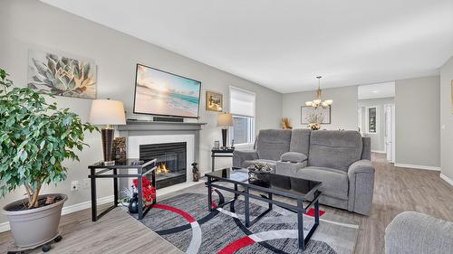 467-1260 Raymer Road, Kelowna, BC - Indoor Photo Showing Living Room With Fireplace