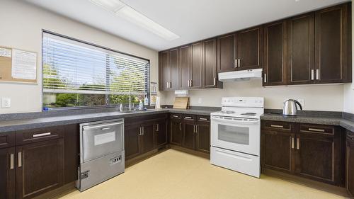 467-1260 Raymer Road, Kelowna, BC - Indoor Photo Showing Kitchen