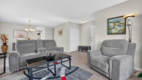 467-1260 Raymer Road, Kelowna, BC - Indoor Photo Showing Living Room