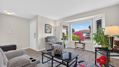 467-1260 Raymer Road, Kelowna, BC - Indoor Photo Showing Living Room