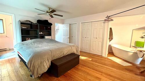 225 6Th Street, Nakusp, BC - Indoor Photo Showing Bedroom