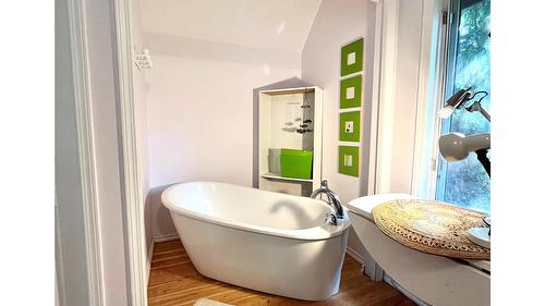 225 6Th Street, Nakusp, BC - Indoor Photo Showing Bathroom