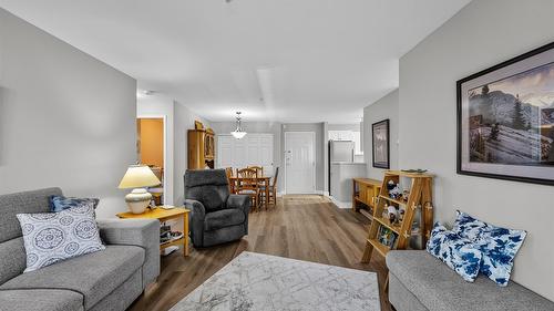 109-360 Battle Street, Kamloops, BC - Indoor Photo Showing Living Room