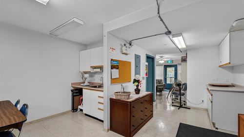 109-360 Battle Street, Kamloops, BC - Indoor Photo Showing Kitchen