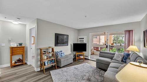 109-360 Battle Street, Kamloops, BC - Indoor Photo Showing Living Room