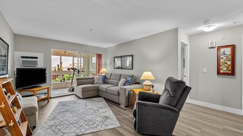 109-360 Battle Street, Kamloops, BC - Indoor Photo Showing Living Room
