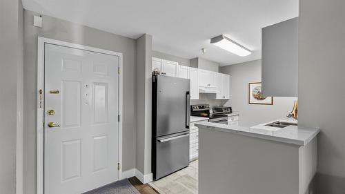 109-360 Battle Street, Kamloops, BC - Indoor Photo Showing Kitchen