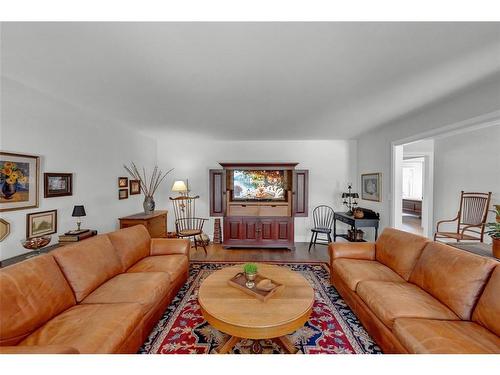 3894 St Clair Parkway, Port Lambton, ON - Indoor Photo Showing Living Room