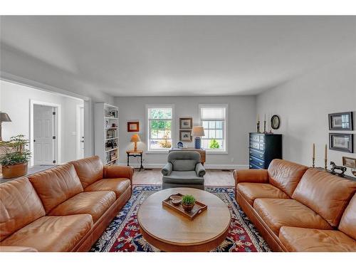 3894 St Clair Parkway, Port Lambton, ON - Indoor Photo Showing Living Room