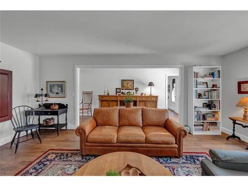 3894 St Clair Parkway, Port Lambton, ON - Indoor Photo Showing Living Room