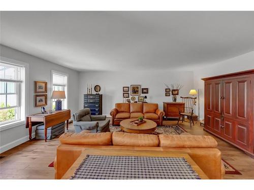 3894 St Clair Parkway, Port Lambton, ON - Indoor Photo Showing Living Room