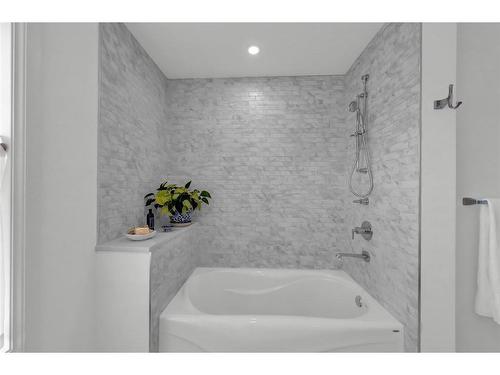 3894 St Clair Parkway, Port Lambton, ON - Indoor Photo Showing Bathroom