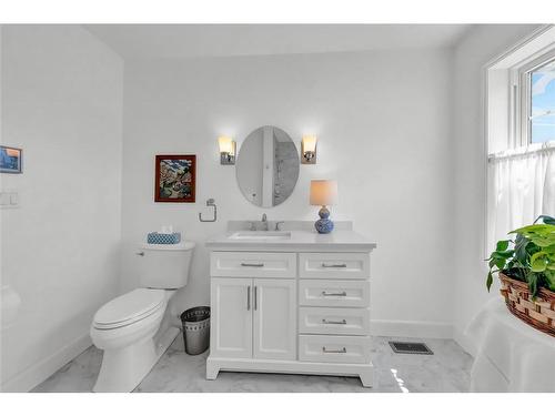 3894 St Clair Parkway, Port Lambton, ON - Indoor Photo Showing Bathroom