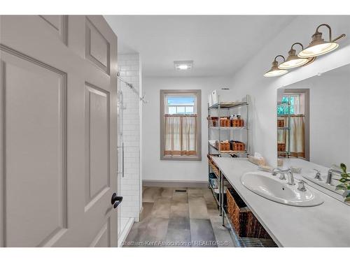 3894 St Clair Parkway, Port Lambton, ON - Indoor Photo Showing Bathroom