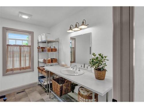 3894 St Clair Parkway, Port Lambton, ON - Indoor Photo Showing Bathroom