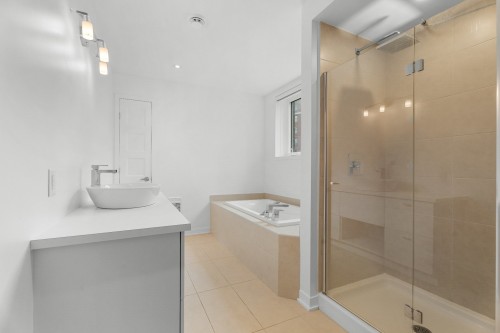 Bathroom - 1-9150 Rue Lennon, Brossard, QC - Indoor Photo Showing Bathroom