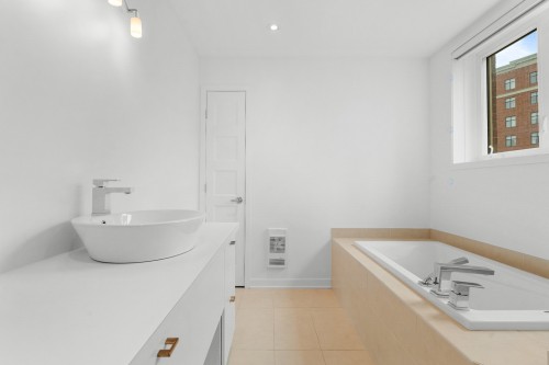 Bathroom - 1-9150 Rue Lennon, Brossard, QC - Indoor Photo Showing Bathroom